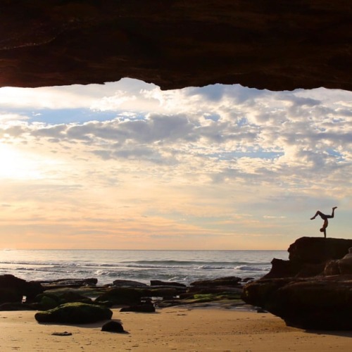 2 of 3#handstands on a rock in truly epic scenery‍♂️ #yogaeverydamnday #yogalife #yogi #yogaever