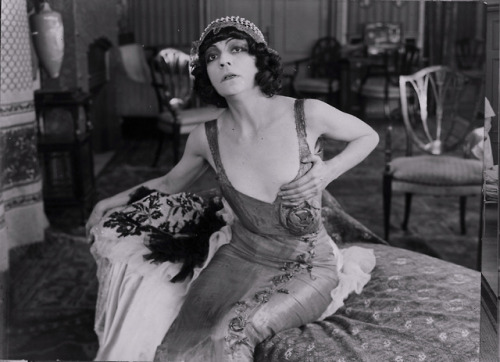 Silent film actress Asta Nielsen in Die Filmprimadonna, 1913