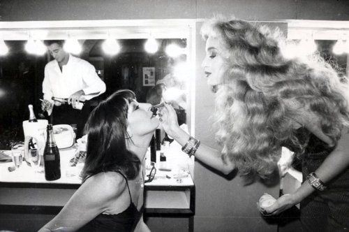 mexicanthighs:  lelaid:  Angelica Huston & Jerry Hall backstage at Fashion Aid in London, 1985  