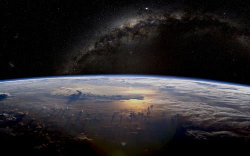 Earth And Milky Way [2560x1600]