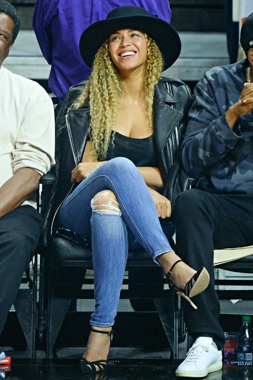 beyoncefashionstyle: Beyoncé at the Los Angeles Clippers Game