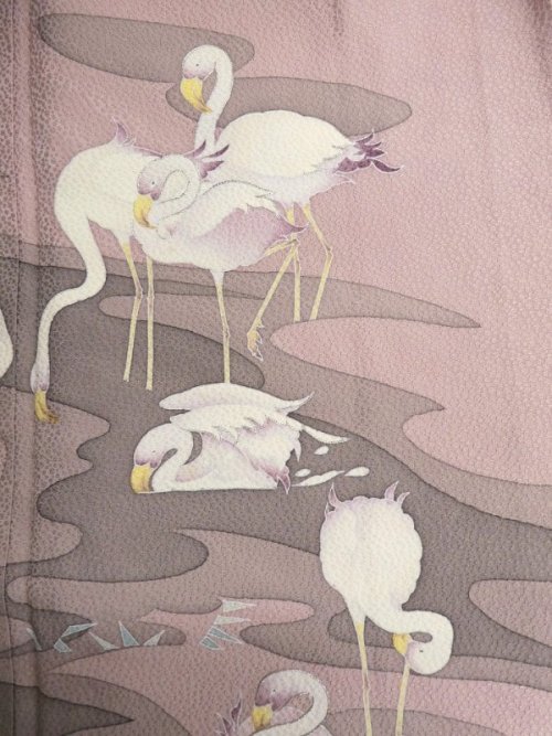 Super rare and unusual flamingo/benidzuru motif for this smoky pink houmongi!