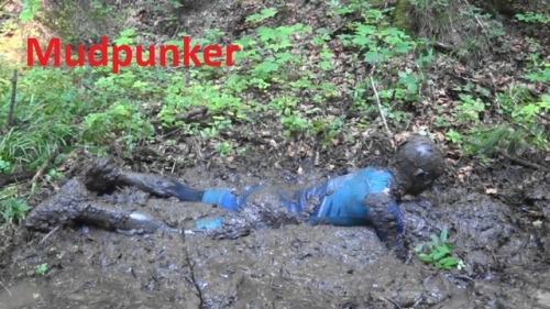 mudpunker:Mudpunker in skinsuit in mud