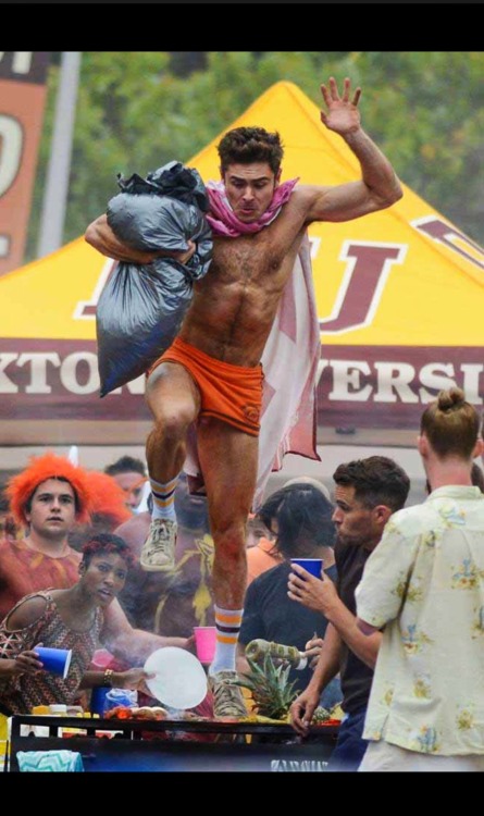 celebritybulgepatrol: Zac Efron 4