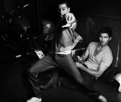 stereklovestory:  jadedginger:  OH MY GOD, PAWS OFF.  why is this so sexy? oh right. cause Sterek. 