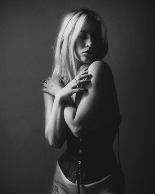 mikeymcmichaels: @claire.duh #bnw #fotodome #corset # (at New York, New York)