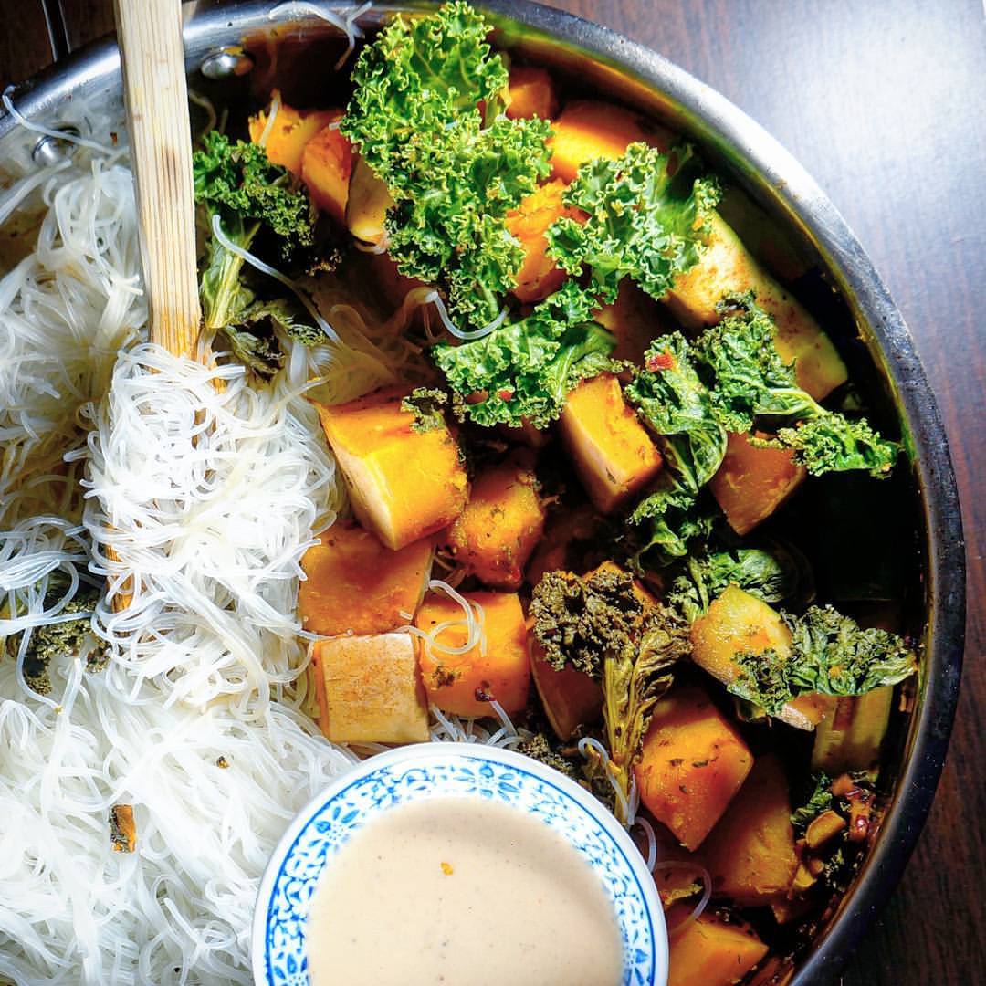 larasimone:  Rice noodles with peanut sauce and veg 😊 #myfood 