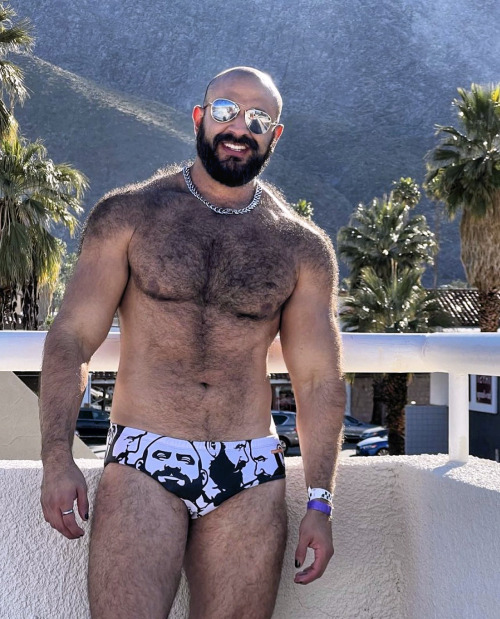 El gay Gausberto tiene unos días de vacaciones y las ha aprovechado para intentar hacer turis