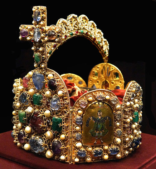 shitkicker-deluxe:historyarchaeologyartefacts:The Imperial Crown of the Holy Roman Empire. Made in t