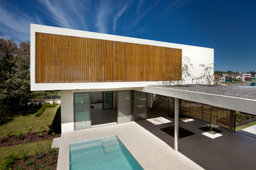 dezeen: Timber screens shield Pedro House by VDV ARQ from overlooking and excessive heat »