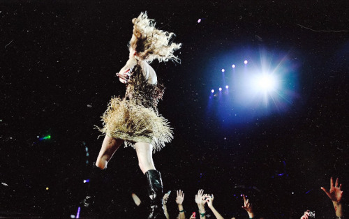 taylorswiftedit-blog: You’re the kind of reckless that should send me running but I kinda know