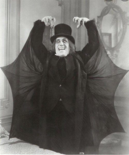 hollywood-vampires:Lon Chaney, London After Midnight (Lost Silent Film).If you like my content pleas