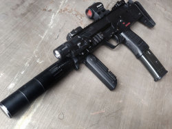 haleystrategic:  Full-auto Friday. MP7 loaded with a WML-HSP and Thorntail Offset Mount. 