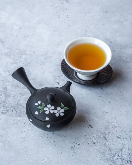 tezumi:This koushun black tea from Honyama has a powerful fruity and floral aroma with a sweet finis