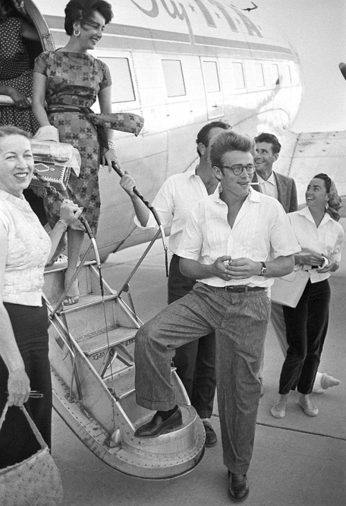 Elizabeth Taylor and James Dean board the plane to Texas for outdoor location shooting for Giant (Ge