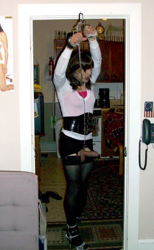 nhtwannabe:  malemaid2slave:  Sexy  On display,  waiting to be played with   submit