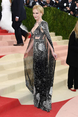harpersbazaar:   THE BEST LOOKS FROM THE 2016 MET GALA  See every look from the biggest night in fashion ​as soon as it hits the red carpet. See all of the stunning looks.  