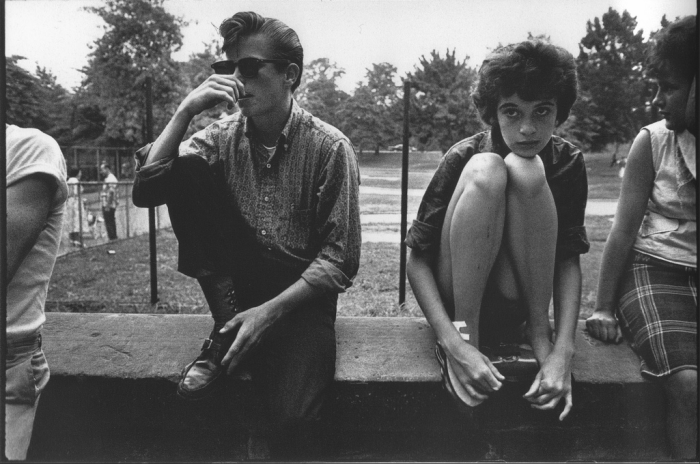 e-braz:  theniftyfifties:  Teenagers in Brooklyn, summer of 1959.  Look how badass