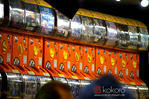 kokorojapanreisen: In einem Kapselautomaten-Laden in Akihabara. Viele kennen diese Automaten unter “