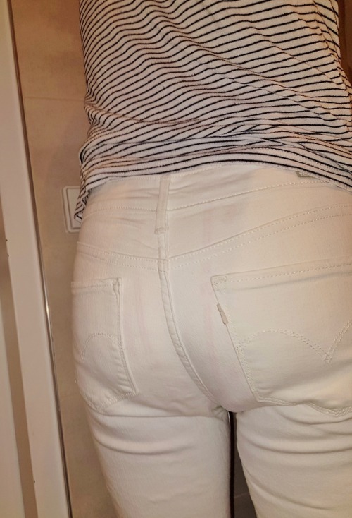 sophiev21:Wearing white pants as an incontinent girl… Would people be able to tell? 