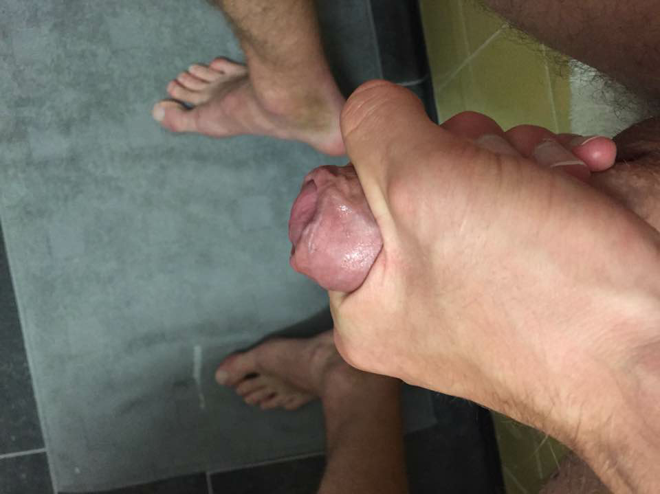 nightshowlightshow:  nakedguysfromkik:  Mark from Germany, I need to speak the language…