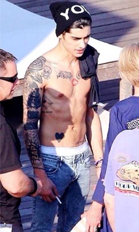 male-and-others-drugs:  Zayn shirtless