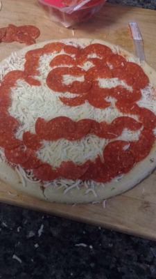 badlandsemoji: before and after cooking pepe-roni pizza 