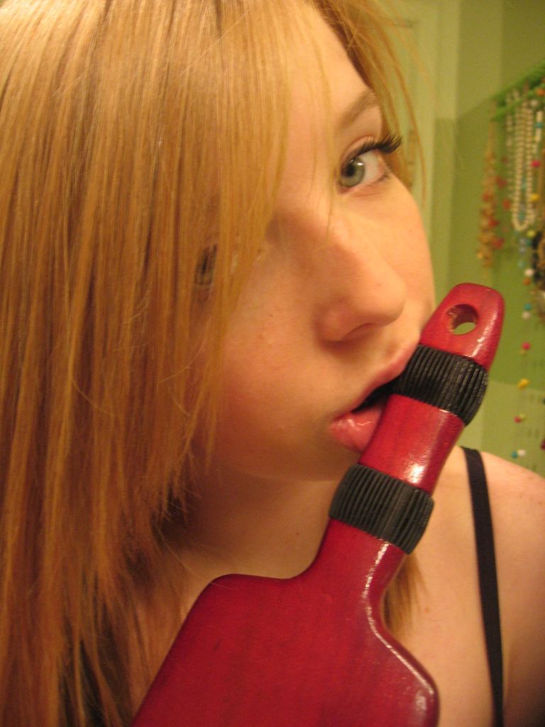 Slapper loves using her hair brush to satisfy her hungry cunt  more chavs at http://www.slappercams.com/