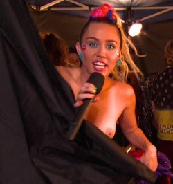 fapforworldpeace:  Miley Cyrus tit slip at