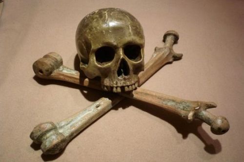 blackpaint20: Memento Mori in carved lime-wood. Germany. 17th century.