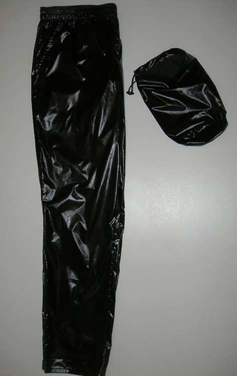 Shipping extrashiny black R@ZZ Pants to a customer in France.Elastic waist, 2 side pockets.The pants