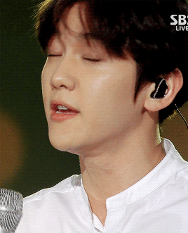 tipannies:   baekhyun singing beautifully like rain, like music 