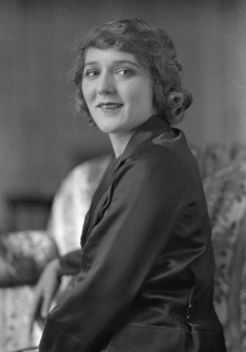 gmgallery:Mary Pickford photographed by Charles Sheldon (1920s)www.stores.eBay.com/GrapefruitMoonGal