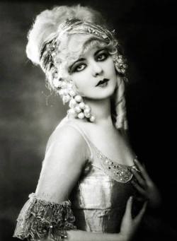 vodkaunicornslincolnlogs:  Ziegfeld Girl,