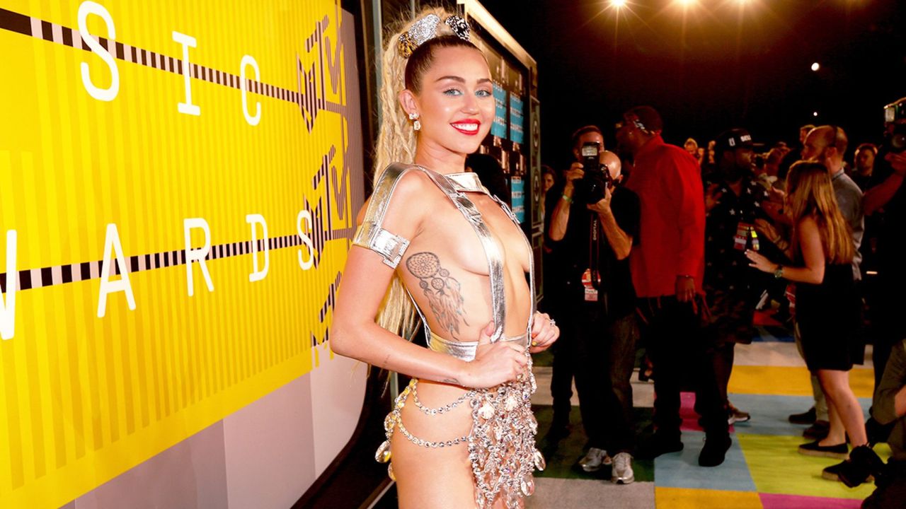 2sexy4u: Miley Cyrus - MTV VMA 2015. ♥  Oh wow I wanna make love in space. ♥