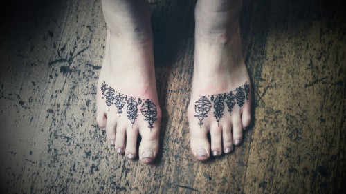 namesofthedead:  Flower feet ornaments 