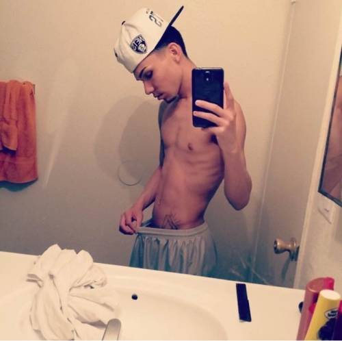 thebaitinggame:  Miguel fuck he’s sexy! And he likes that ass played with heavy 🐸☕