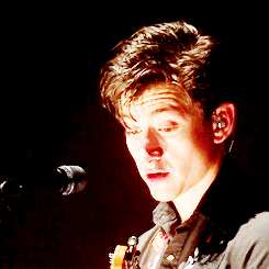 arab-e-lla:  mrmileskane: Alex realises the audience is singing too (◡‿◡✿)