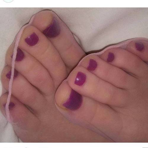 nylonfeetfap:♥ pantyhose ♥ tights ♥ nylons ♥ Strumpfhose ♥ collan