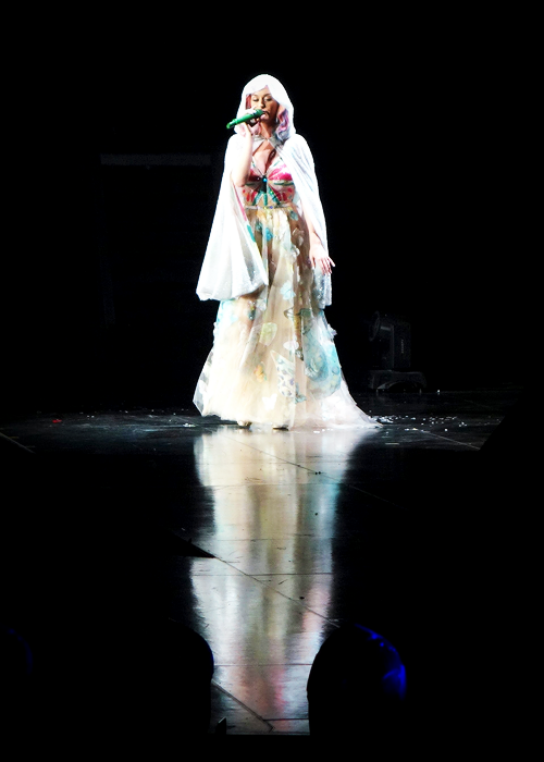 iheartkatyperry:  Prismatic World Tour in London, England - 05.30 