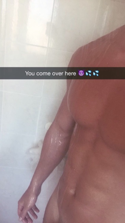 selfiegallery: I don’t know if anyone can tell, but this is KYLE HARRISON! Everyone should be 