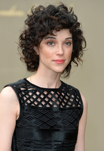 mousekiewicz:  Annie Clark/St. Vincent attends the Burberry show at LFW (nothing against Cara, there just weren’t many solo photos of Annie THOUGH WHO CAN BLAME A SINGLE SOUL BECAUSE THEIR RELATIONSHIP IS PERFECT.) 