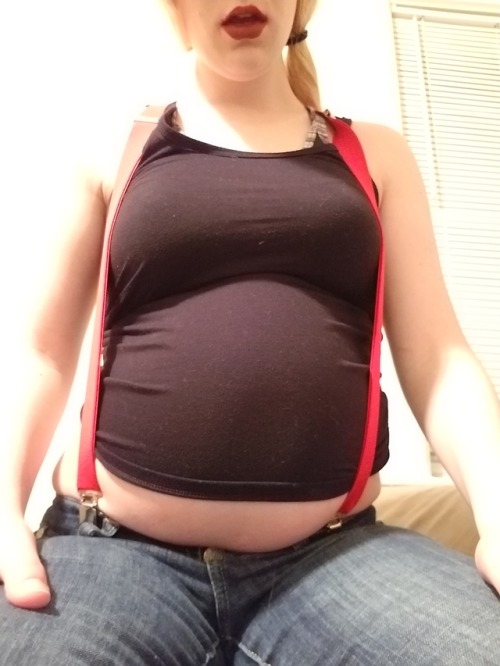 little-stuffed-tum:Not stuffing tonight but playing with my tummy while is squishy and not tight