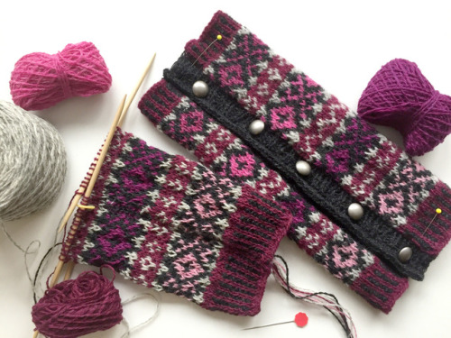 fair isle arm warmers with buttons - pattern via Ravelry *Cranberry Arm Warmers* (two-designs-in-one