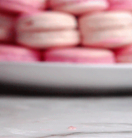 pinkheartsandsparkledreams:Strawberry Cheesecake Macarons