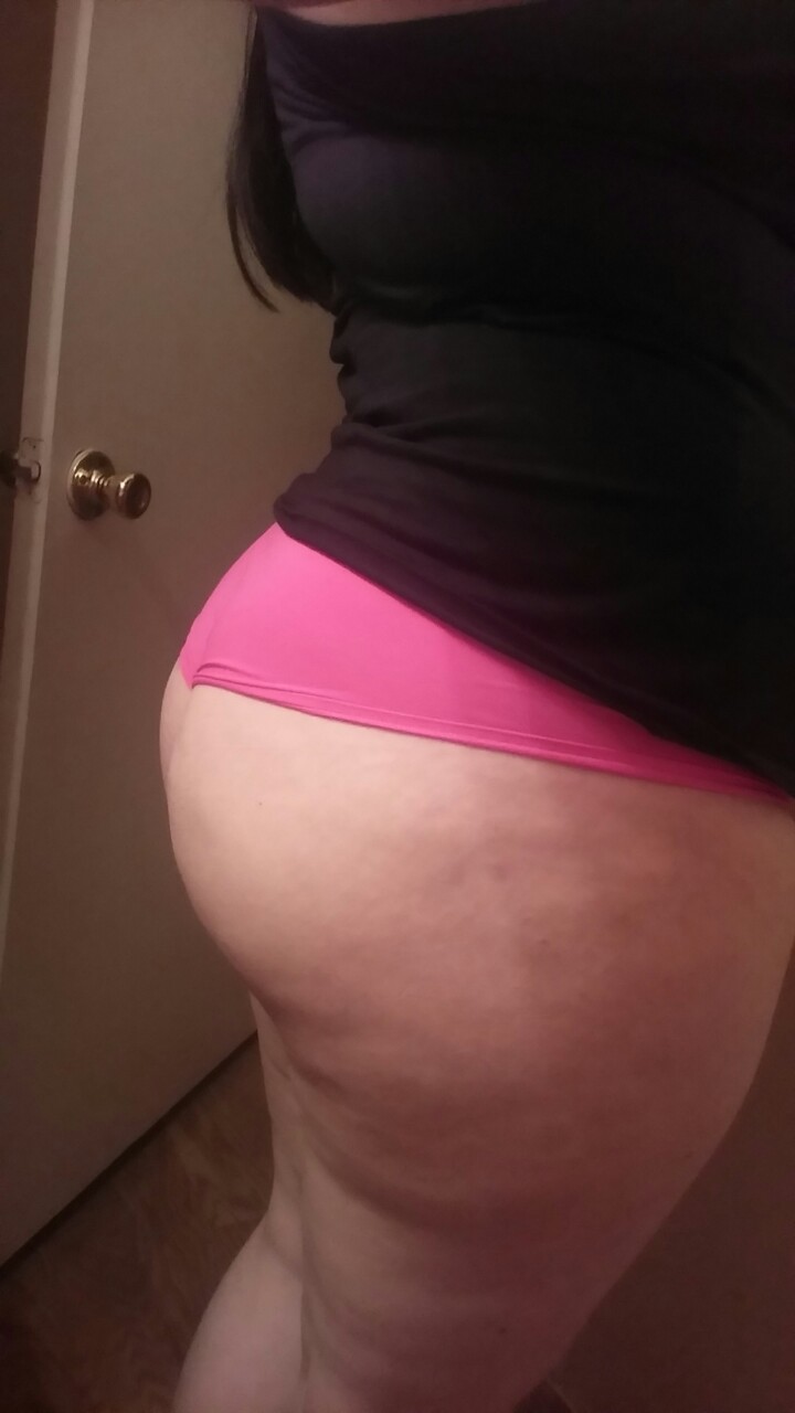 popsicles-25:  I am loving my ass tonight so have some more. 