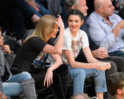 kendallupdate:  October 26. Kendall and Karlie Kloss at the Rockets vs Lakers game credit to kendallkeek 