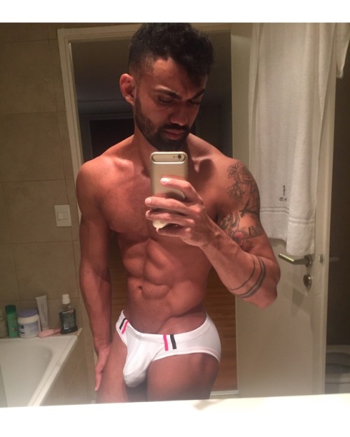 zenyomi:  aluking:  Sexy  W H O