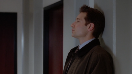 Fox Mulder in The X-Files ep 1.22 Born Again