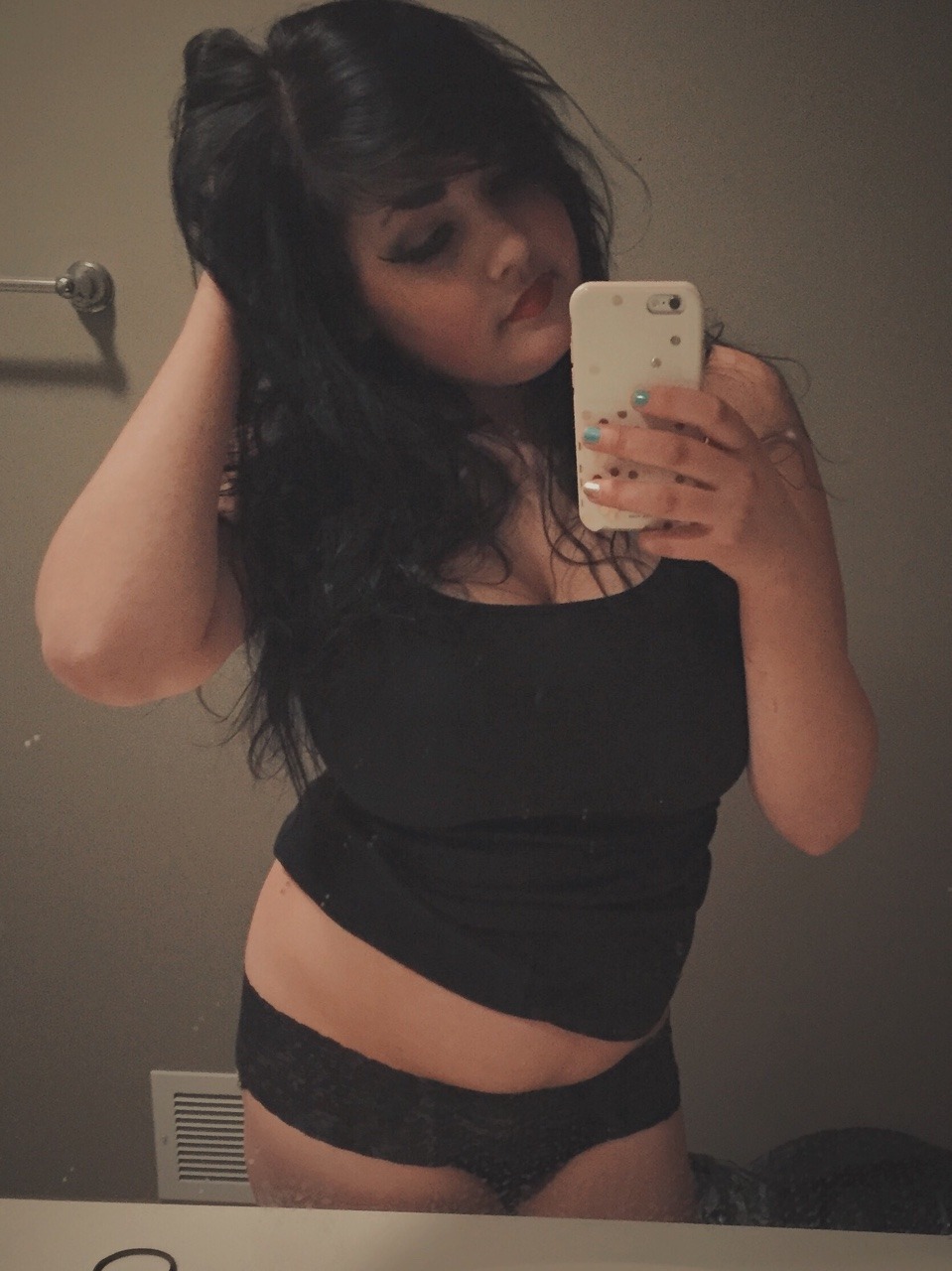 tayyface:  💋💀in case y’all forgot how cute I am.😘🌹 also these are my